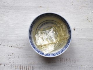 2、葡萄干奶冻,将吉利丁片放在碗内，用凉水泡软