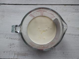 3、葡萄干奶冻,把淡奶油、牛奶、细砂糖一起倒入到一个稍微大点的容器里，用蛋抽先简单的混合均匀一下