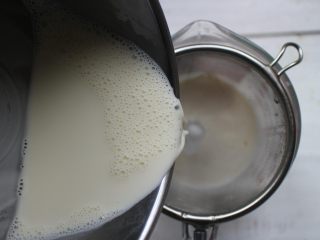 6、葡萄干奶冻,将做好的奶冻液过滤一下，这样做出来的口感会更细腻顺滑哦，所以此步骤不可省略。