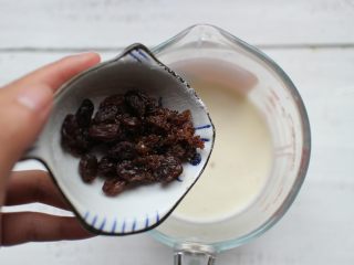 7、葡萄干奶冻,然后将葡萄干碎倒入奶冻液里，葡萄干最好事先用料理机打碎一点
