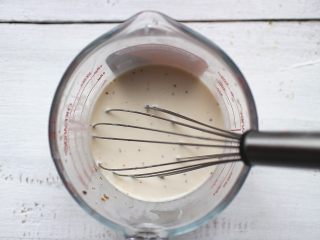 8、葡萄干奶冻,用蛋抽快速搅拌均匀即可