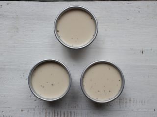 9、葡萄干奶冻,最后将奶冻倒入到模具中（小贴士：模具一定要用活底的，要不然不好脱模），送入冰箱冷藏5小时以上！如果你没有模具，可以直接装在杯子里