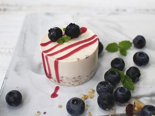 10、葡萄干奶冻,脱模的时候只需要将吹风机对着模具四周吹一圈就能轻松脱模！然后将蓝莓果酱随意挤在奶冻上，最后用蓝莓简单装饰下即可