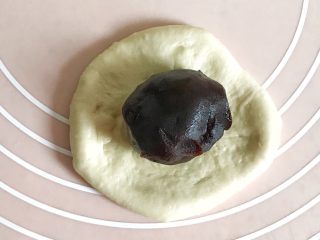 9、垂涎欲滴的红豆小餐包（一次性发酵）,翻过来，光滑的一面在下面，中间放入豆沙球