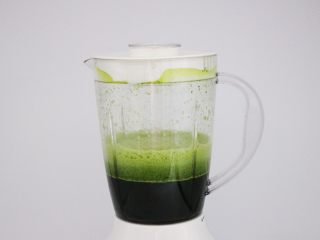 1、翡翠南极磷虾荠菜馄饨【宝宝辅食】,菠菜叶洗净后用刀切成丝、放入料理机里、加入一勺盐打成汁