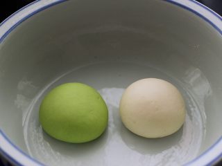 4、翡翠南极磷虾荠菜馄饨【宝宝辅食】,同样的方法把剩下的200克面粉用适量清水和成面团、两个面团醒发半个小时