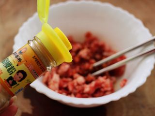 7、翡翠南极磷虾荠菜馄饨【宝宝辅食】,加入胡椒粉