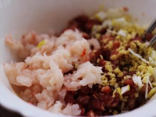 10、翡翠南极磷虾荠菜馄饨【宝宝辅食】,调过味的肉馅里加入葱姜末和南极磷虾仁