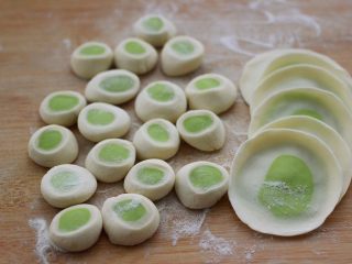 18、翡翠南极磷虾荠菜馄饨【宝宝辅食】,摁扁后用擀面杖擀成圆形薄面皮