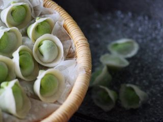 23、翡翠南极磷虾荠菜馄饨【宝宝辅食】,锅中倒入适量清水煮沸后、加入包好的馄饨
