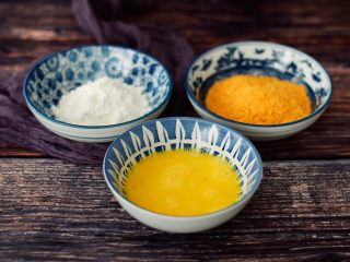4、烤箱版鸡米花,鸡蛋打散，把淀粉和面包糠分别装入盘中