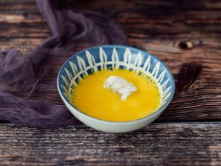 6、烤箱版鸡米花,再放入蛋液中沾裹上蛋液