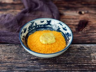 7、烤箱版鸡米花,最后放入面包糠中滚一滚，使表面均匀的沾裹上面包糠