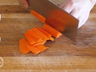 2、玉米胡萝卜羹,胡萝卜切片