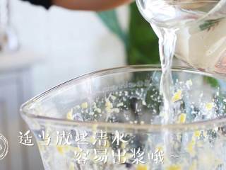 4、玉米胡萝卜羹,玉米剥粒，放入搅拌机搅打玉米浆，加点清水方便更容易分离玉米浆