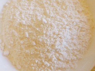 6、薯片鸡翅~把孩子爱吃的放在一起,面粉放进盘子里面备用