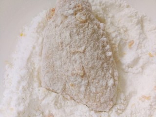 12、薯片鸡翅~把孩子爱吃的放在一起,腌制好的鸡翅放进面粉里面,让鸡翅裹满面粉,同时预热烤箱,200度上下火10分钟左右