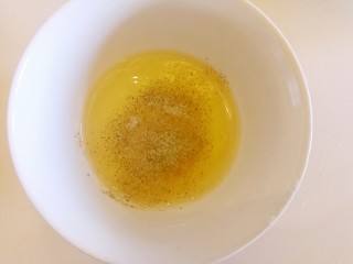 10、薯片鸡翅~把孩子爱吃的放在一起,鸡蛋里面加一点盐,一点黑胡椒粉,打散备用