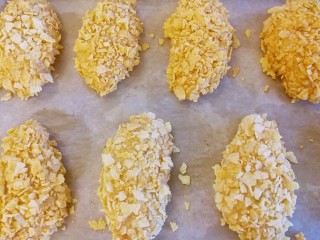 15、薯片鸡翅~把孩子爱吃的放在一起,依次全部做好,放进垫好油纸的烤盘里面