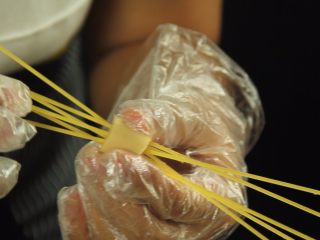 5、创意十足的蔬菜茄汁香肠意面,穿插均匀，一根火腿四根意面