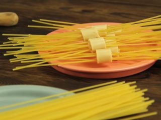 6、创意十足的蔬菜茄汁香肠意面,如图