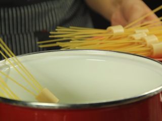 7、创意十足的蔬菜茄汁香肠意面,将意面放至沸水锅中