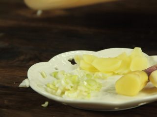 11、创意十足的蔬菜茄汁香肠意面,准备好姜葱蒜