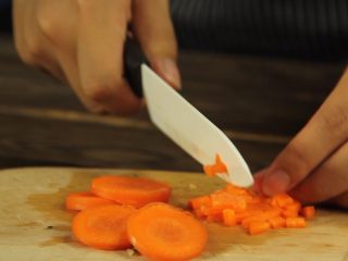 14、创意十足的蔬菜茄汁香肠意面,胡萝卜切成粒