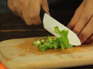 15、创意十足的蔬菜茄汁香肠意面,青椒切成粒