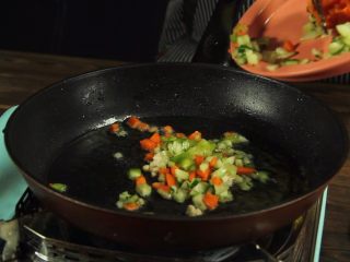 18、创意十足的蔬菜茄汁香肠意面,热锅后放至葱姜蒜、鸡胸肉小炒，放入少许的料酒，再放入蔬菜粒