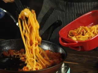 22、创意十足的蔬菜茄汁香肠意面,小火翻炒一分钟后，就可以出锅了！