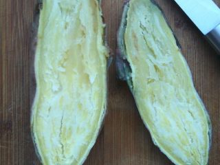 2、红薯奶酪焗蛋,用刀横向，在顶部三分之一处切开。