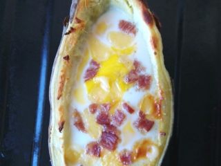 7、红薯奶酪焗蛋,从烤箱中取出，表面基本凝固，用手按一下蛋黄，有稍许流动的感觉，这样正好。