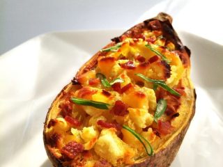 10、红薯奶酪焗蛋,烤的时间和温度，要根据不同烤箱实际炉温增减。视蛋黄的成熟程度，喜欢吃溏心蛋的，可酌情减少时间或降低温度。如果是给孩子吃的，蛋黄最好烤到全熟。