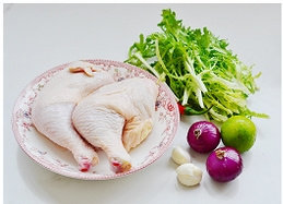 3、黑椒柠汁煎鸡扒,然后再从开口处用剪刀贴着骨头向上把鸡肉剪开。把骨头和鸡肉分离出来。