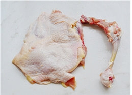 4、黑椒柠汁煎鸡扒,鸡腿正反面用叉子扎透，并用刀背在肉比较多的地方拍一下，尽量使鸡腿薄厚均匀。