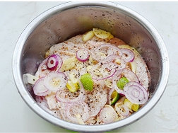 7、黑椒柠汁煎鸡扒,腌制2个小时左右。