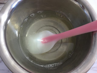 6、芒果水晶果冻,将吉利丁溶液搅拌均匀。