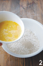 2、沙琪玛,酵母、鸡蛋液倒入面粉碗中。