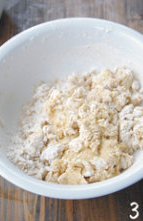 3、沙琪玛,用筷子搅拌均匀。