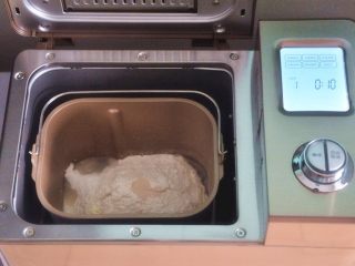 1、香肠吐司披萨,先做一个港式吐司，可以提前一晚制作好，密封保存，随吃随用。先把液体材料放入面包桶中，面粉铺在上面，对角分别上放上盐、糖、奶粉，在面粉中间挖一