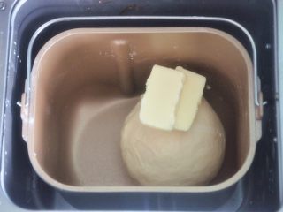 2、香肠吐司披萨,揉至面筋扩展，表面光滑，加入软化的黄油。