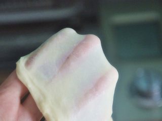 3、香肠吐司披萨,选择揉面程序10分钟面团揉至完全阶段，拉出手套膜。