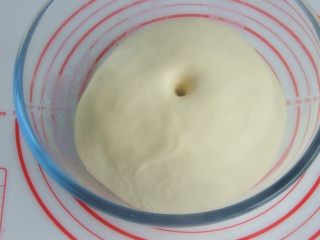 5、香肠吐司披萨, 将面团发酵至2.5倍大，用手戳一下不会反弹也不会下陷即可。