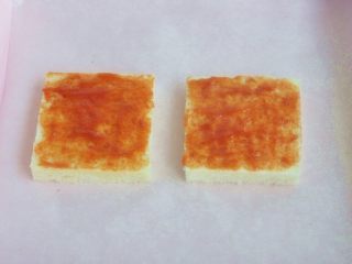 16、香肠吐司披萨,刷上一层薄薄的番茄酱。