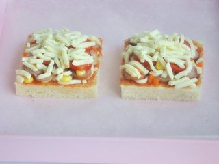 19、香肠吐司披萨,再铺上一层厚厚的马苏里拉奶酪。