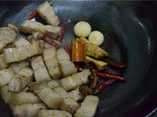 5、红烧肉,放入准备好的香料继续翻炒。