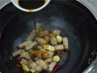 6、红烧肉,倒入糖色，如果没有糖色，也可以用酱油。