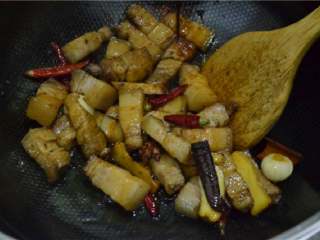 7、红烧肉,翻炒均匀，使肉块粘裹上糖色或者酱油。