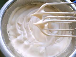 6、补血益气养颜佳品—红糖红枣戚风蛋糕,打至打蛋头出现直立的小尖角即可